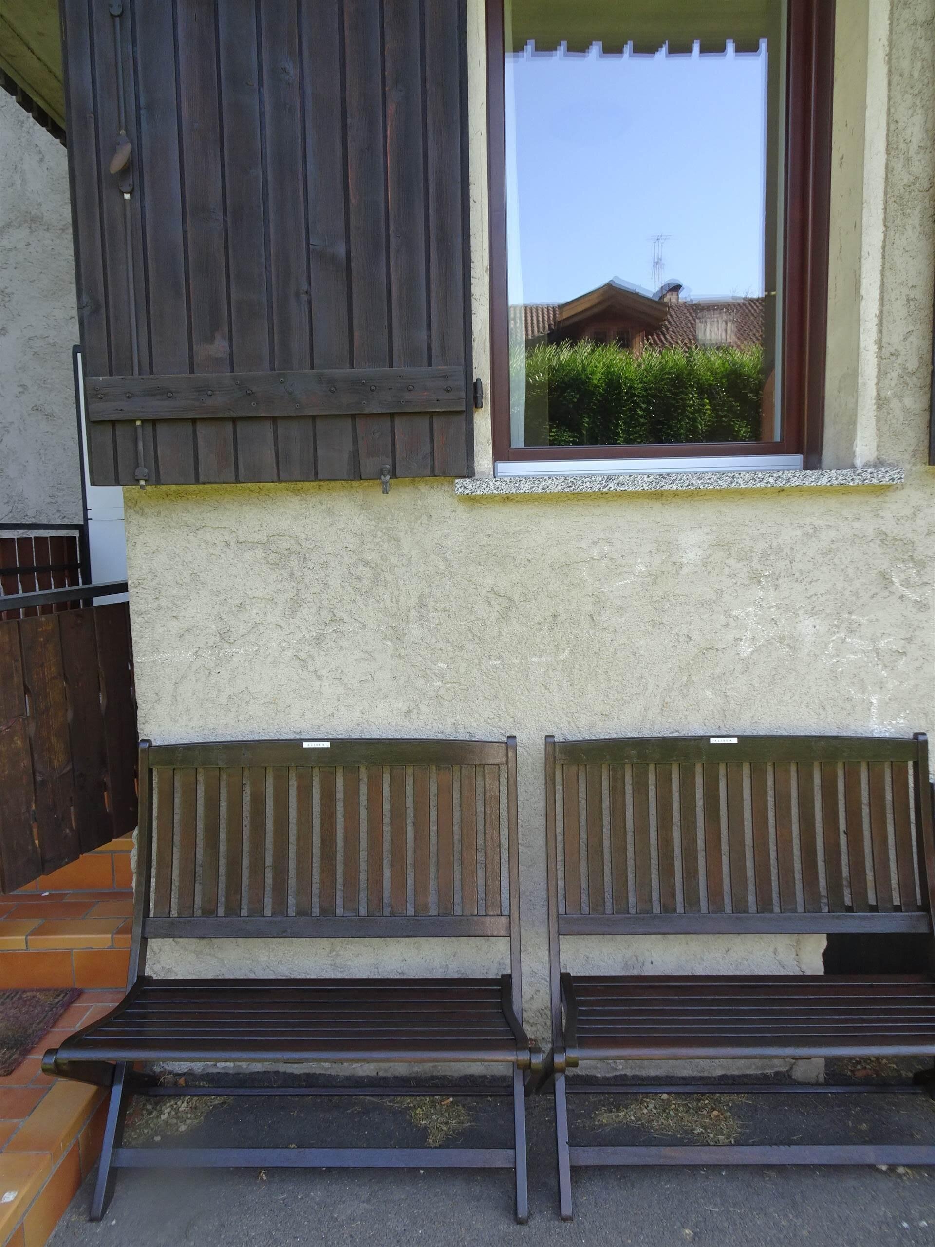 Panche in giardino