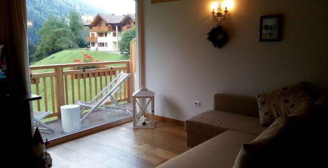 dolomiti di brenta house 3 divano con vista