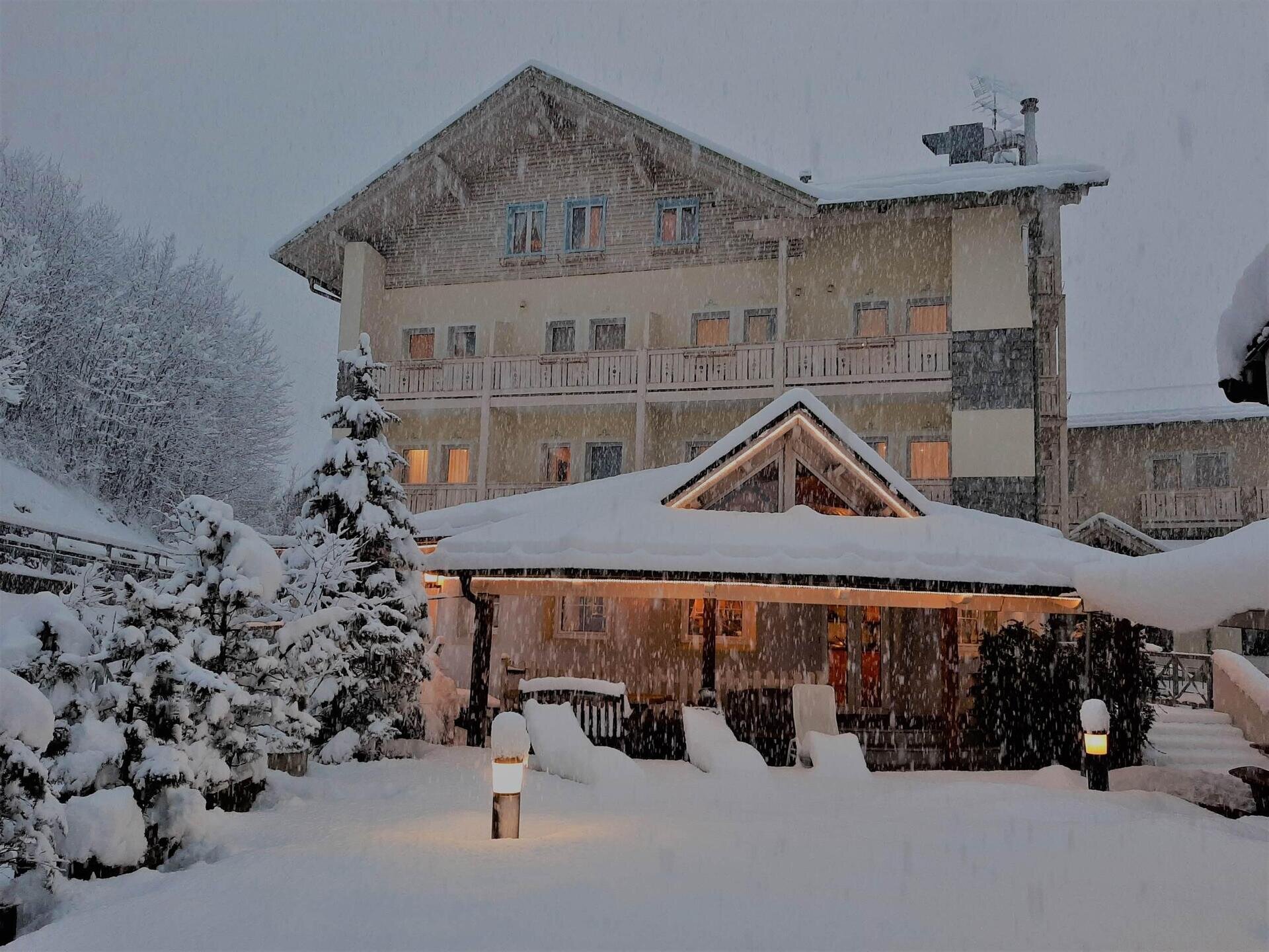 Facciata hotel innevato