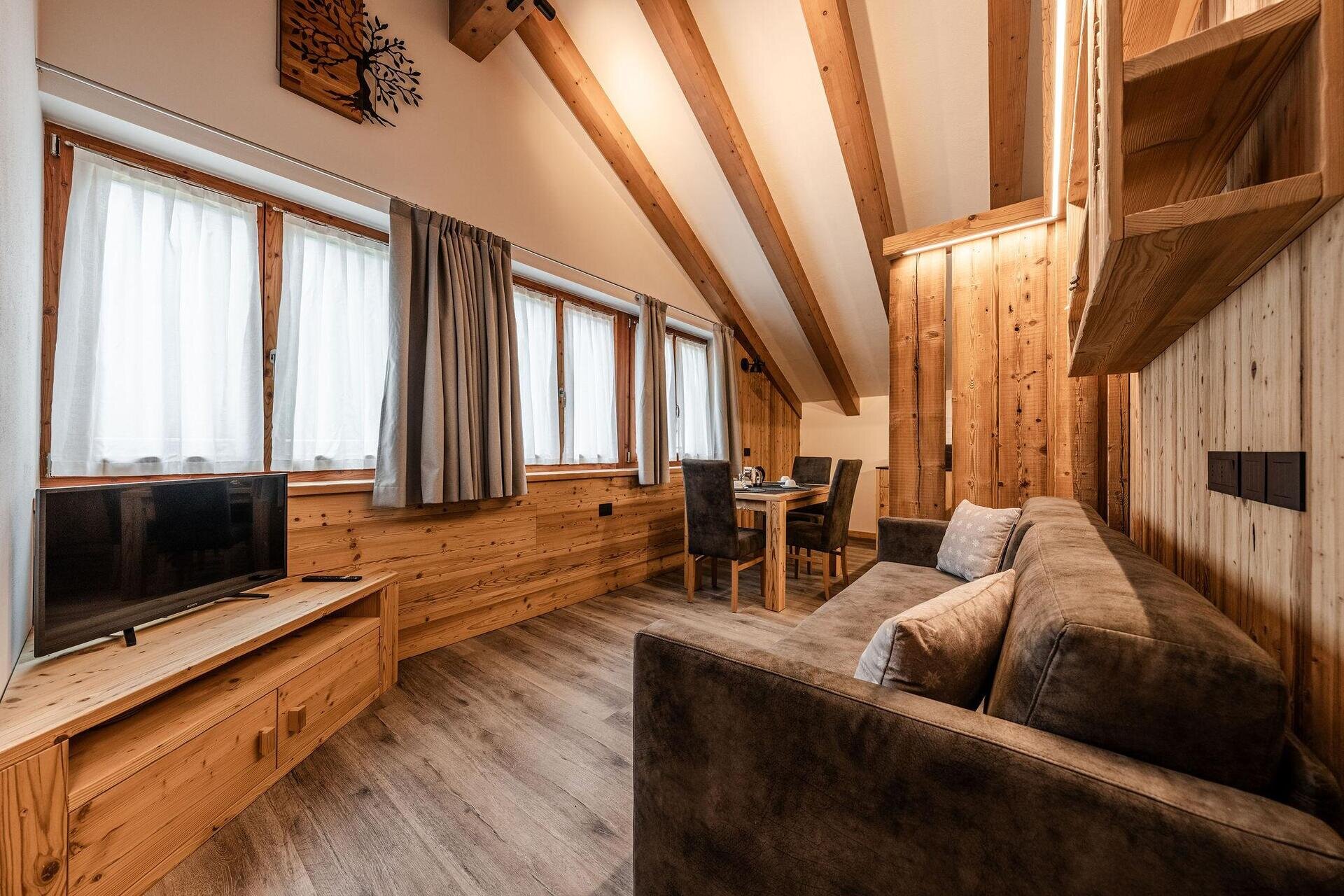 ANGOLO TV CON DIVANO