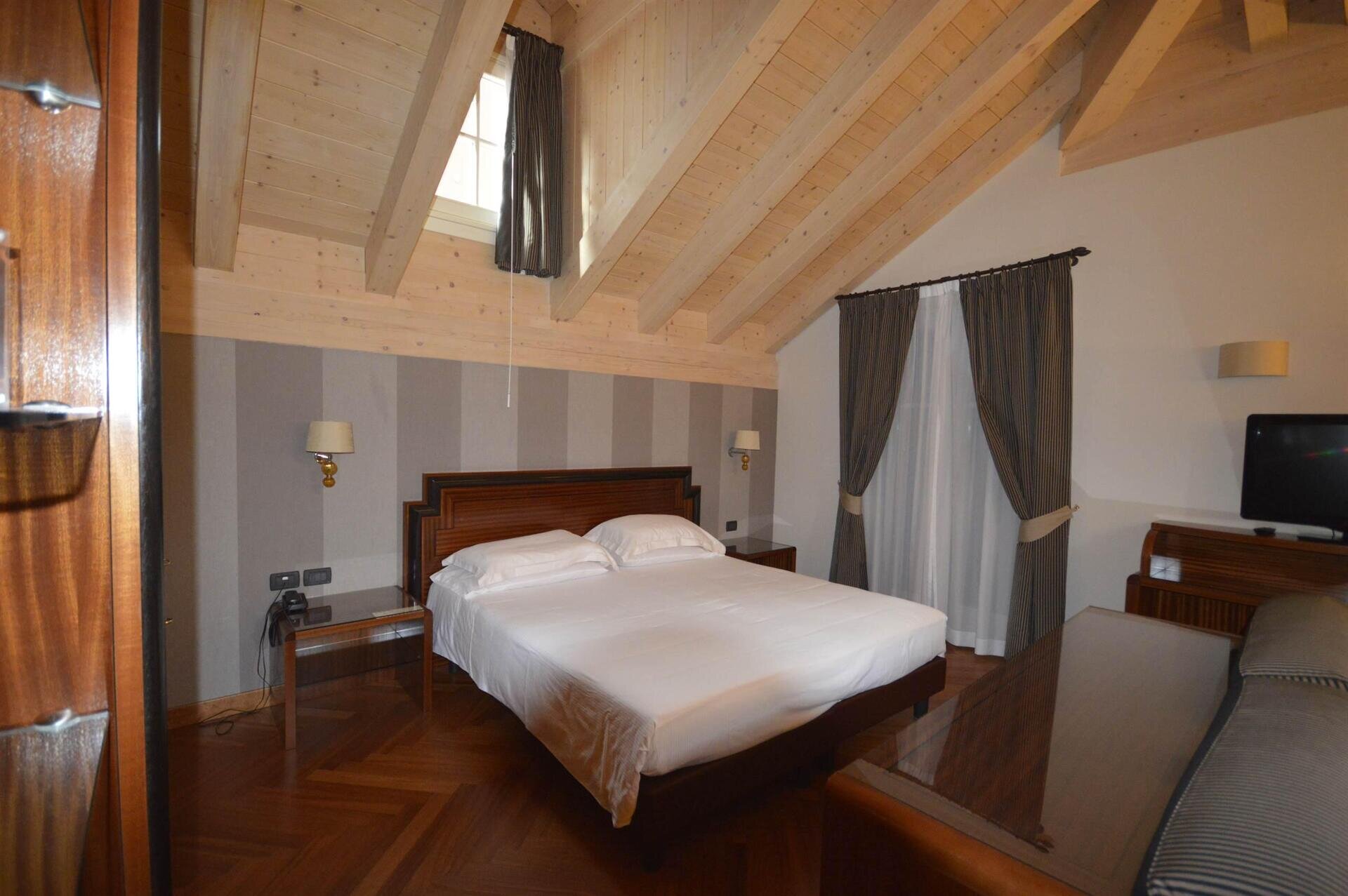 Suite mansardata vista torrente - camera da letto