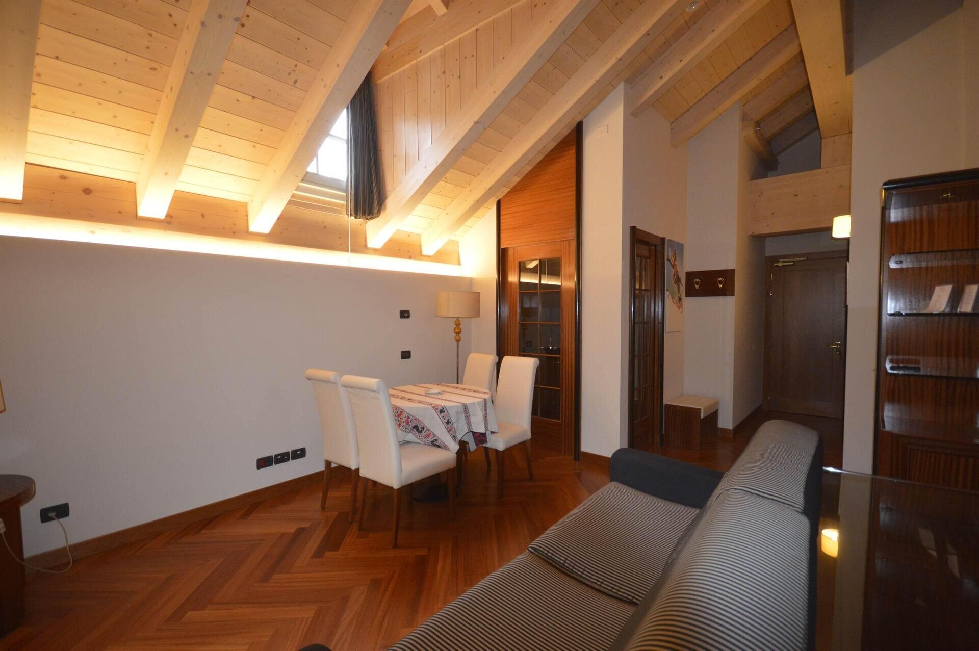 Suite mansardata vista torrente - zona soggiorno